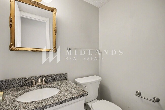 Building Photo - Bellevue Townhome