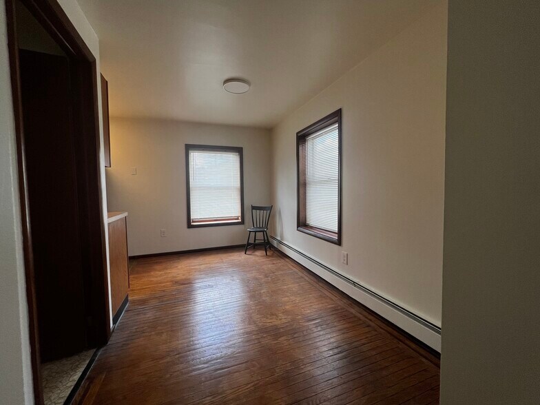 Dining view 1 - 3901 James St