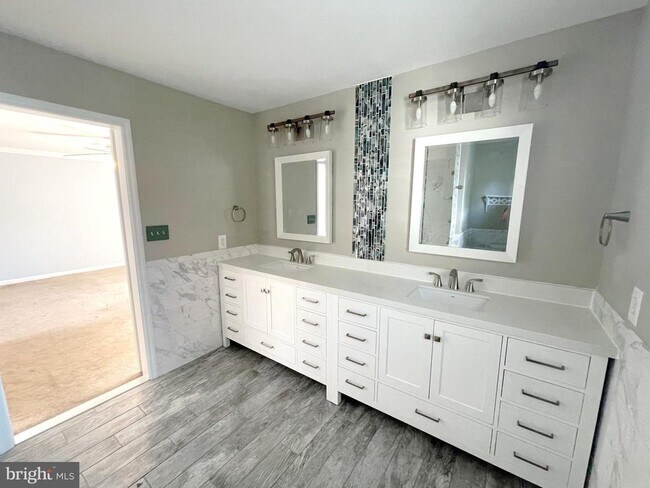 Building Photo - 20871 Freedom Run Dr