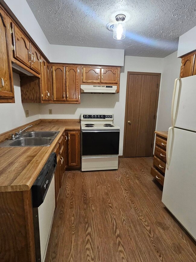 Building Photo - 115 Holly Dr