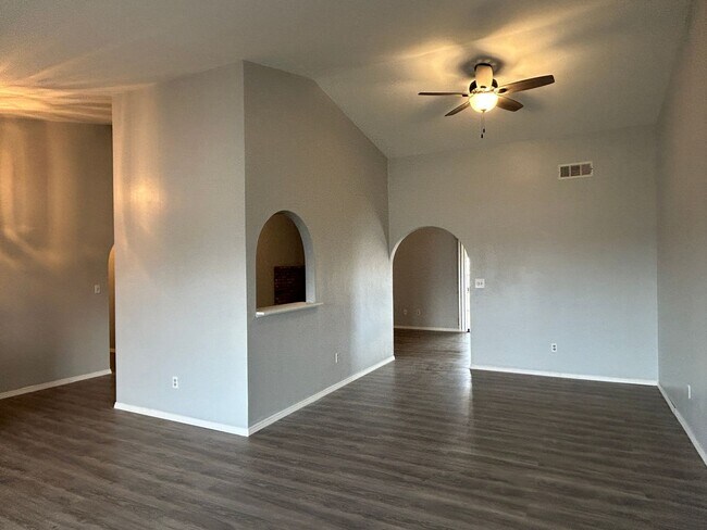 Building Photo - Horse Property in Golden Hills
