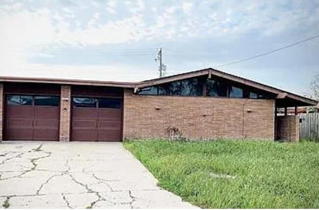 Primary Photo - 202 Sutherland Dr