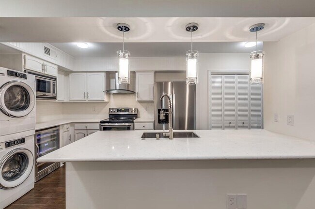 Building Photo - 357 N Post Oak Ln