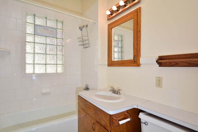 Building Photo - Spacious 2-Bedroom Unit in Minneapolis - Great Location!