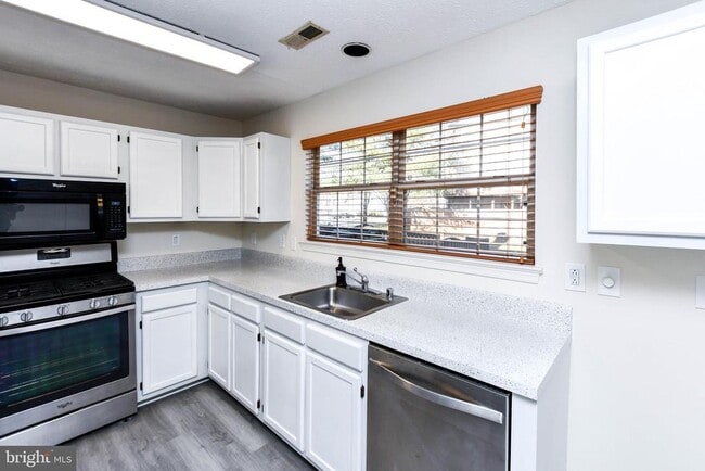 Building Photo - 5908 Grenfell Loop