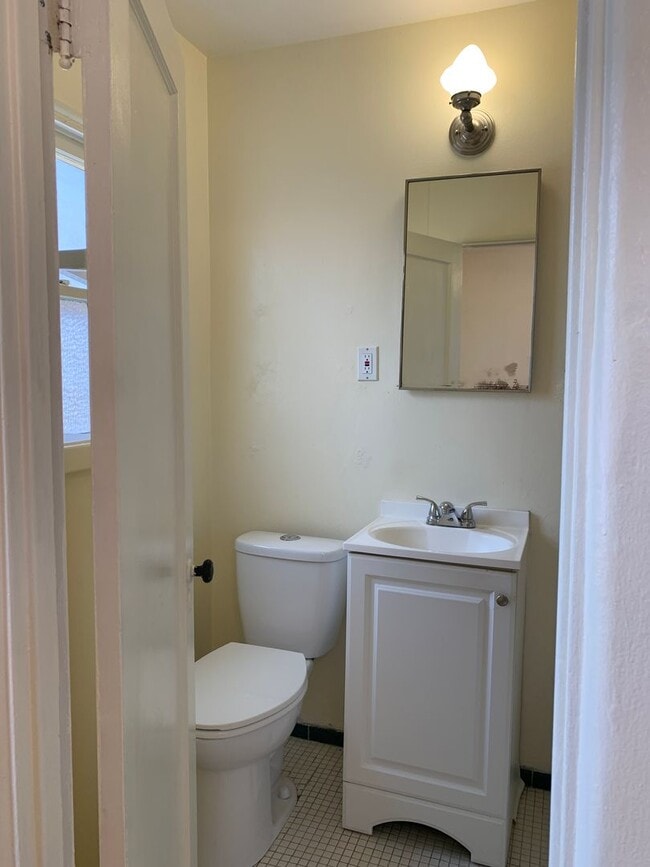 Building Photo - Spacious 1 bedroom