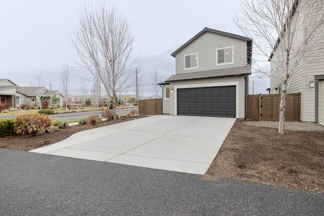 Building Photo - Charming Redmond Craftsman Retreat – Stylish 3-Bed, 3-Bath Home with Community Amenities