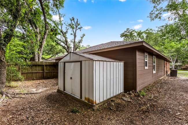 Building Photo - 112 April Wind Dr E