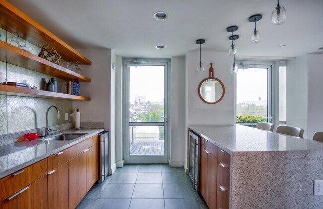 Building Photo - 1705-1725 Ocean Ave