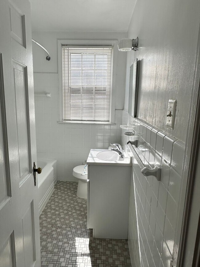 Building Photo - 2819 W Queen Ln