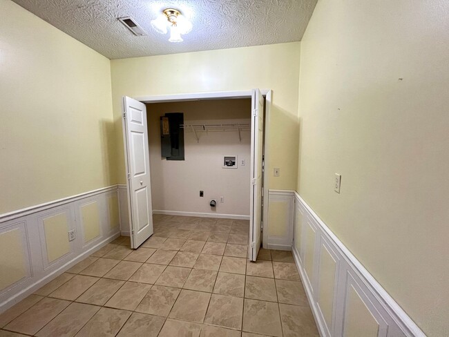 Building Photo - 3 bedroom close to Interstate in Kodak! On...