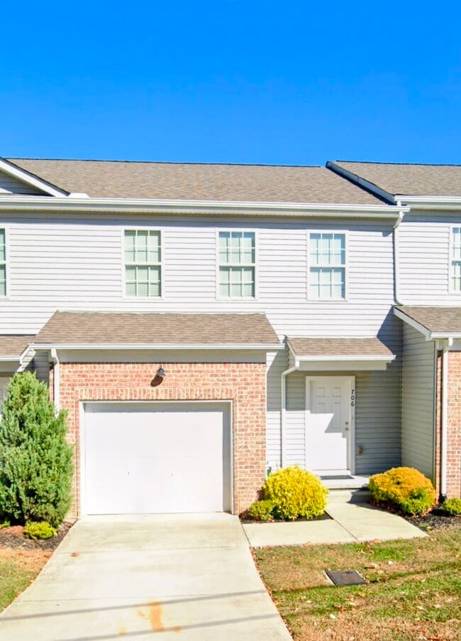 Building Photo - 706 Pippin Dr