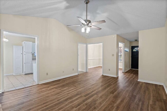 Building Photo - Spacious 4-Bedroom Home in a Prime Locatio...