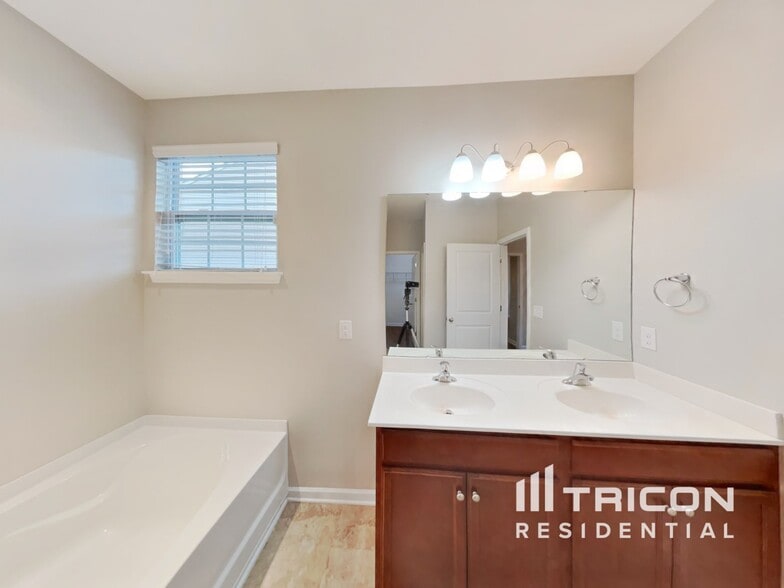 Building Photo - 652 Rose Mallow Dr