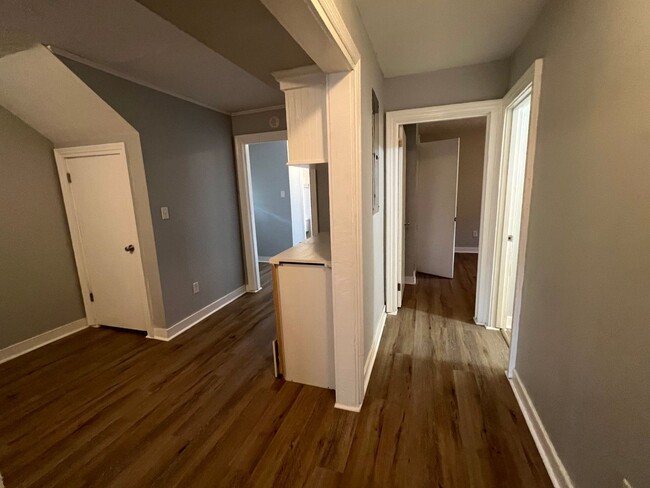 Building Photo - 3 Bedroom 1.5 Bath Apartment - Downtown Ch...