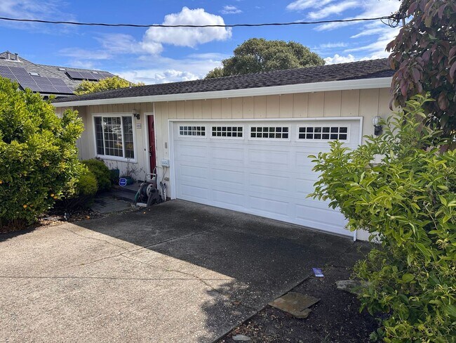 Building Photo - Beautiful Pacific Grove Home