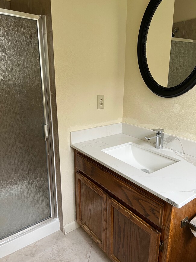 Bedroom bathroom - 1042 Rymar Ct