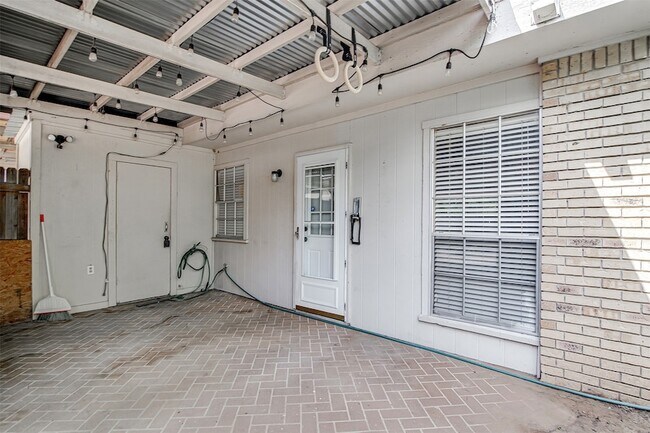 Building Photo - 601 St Charles Dr