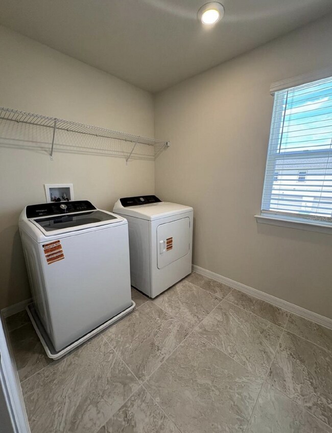 Building Photo - Live Large in Winter Garden: Modern 4-Bedroom Townhouse Haven