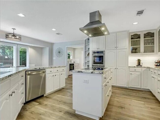 Building Photo - 1100 St Williams Ave