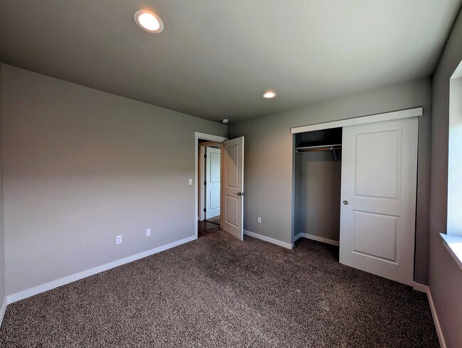 Building Photo - ** MOVE-IN SPECIAL** Charming 3-Bed, 2-Bath Home w/ Fenced Yard & W/D!
