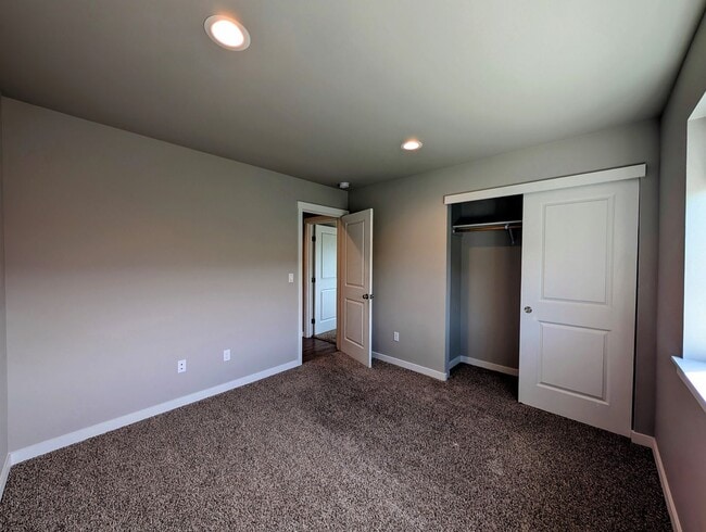 Building Photo - Charming 3-Bed, 2-Bath Home w/ Fenced Yard & W/D!