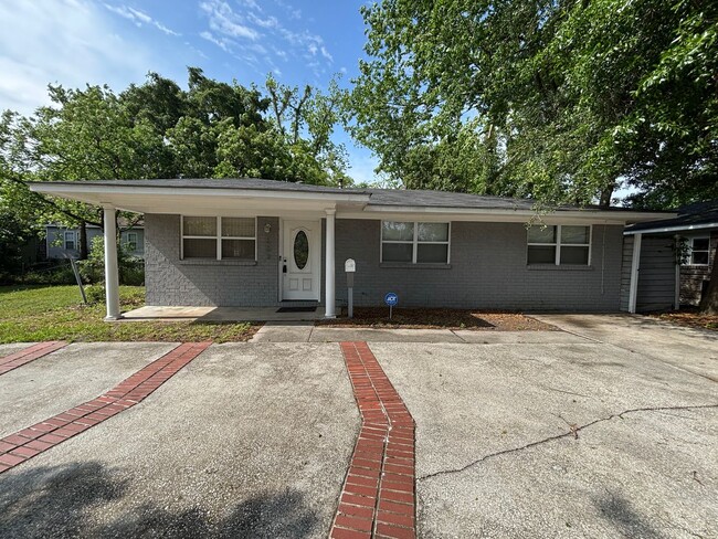 Building Photo - 3 Bedroom 2 Bath Home with Privacy Fence A...