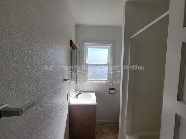 Building Photo - 1003 Torbett St