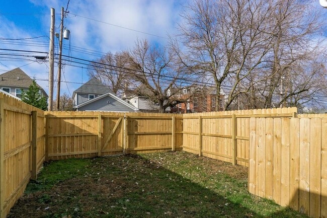 Building Photo - Modernized 2nd Floor Apartment in Franklinton – Your Urban Oasis Awaits!