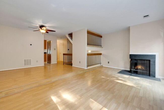Building Photo - 3 Bed 2.5 Bath - Gaithersburg Townhouse - Finished Basement
