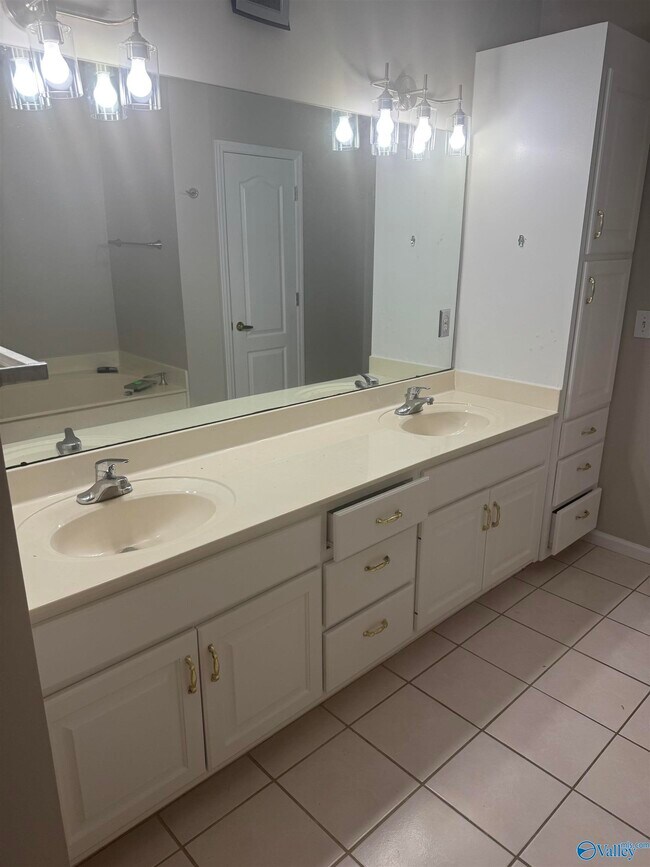 Building Photo - 113 Montrose Dr