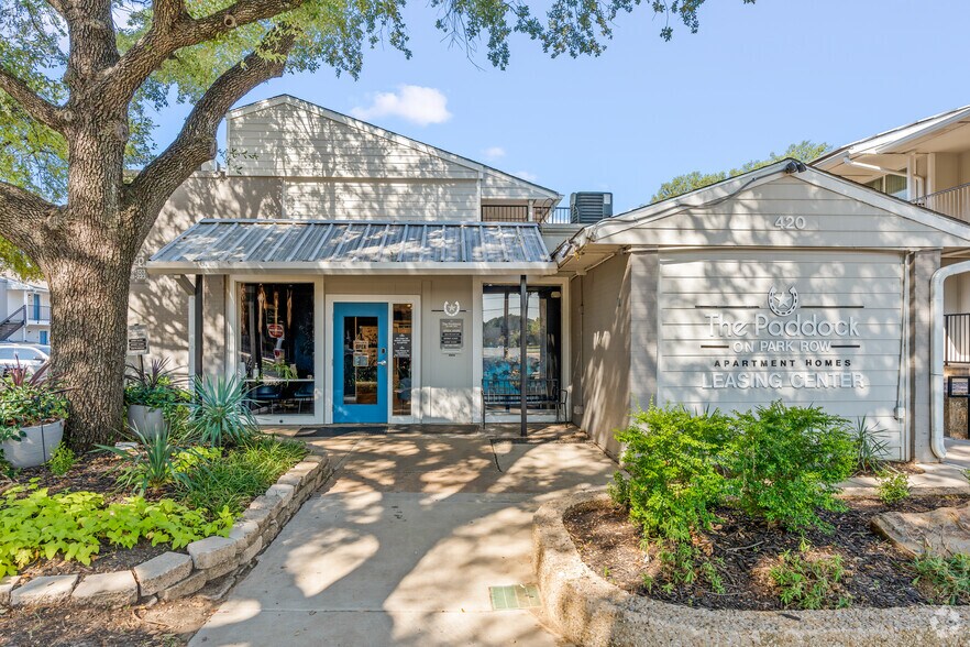 Primary Photo - Paddock on Park Row