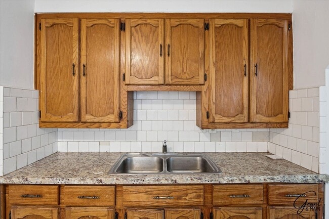Building Photo - $1350 3 bedroom Eastpointe