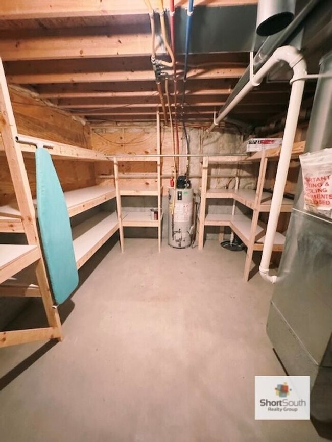 Building Photo - 3 bed 2 bath house right next to South Chr...