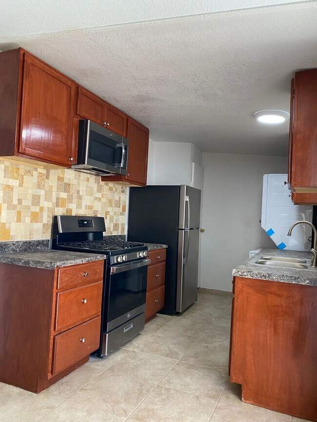 Building Photo - 3 bed  1 bth Available now.. Apply today!