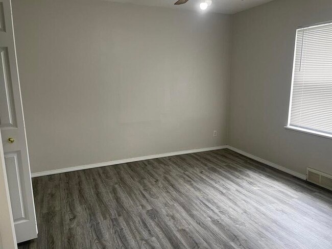 Building Photo - 1000 N Hewett Ave