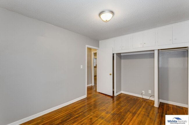 Building Photo - 2 bedroom 1 bath home - Pet Friendly!