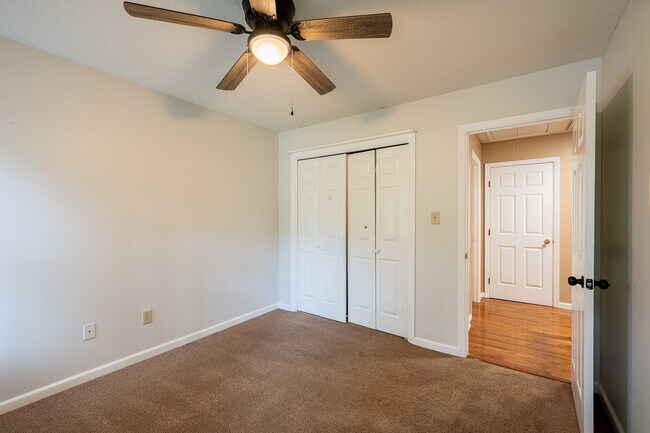 Building Photo - 4135 Knollcrest Cir N