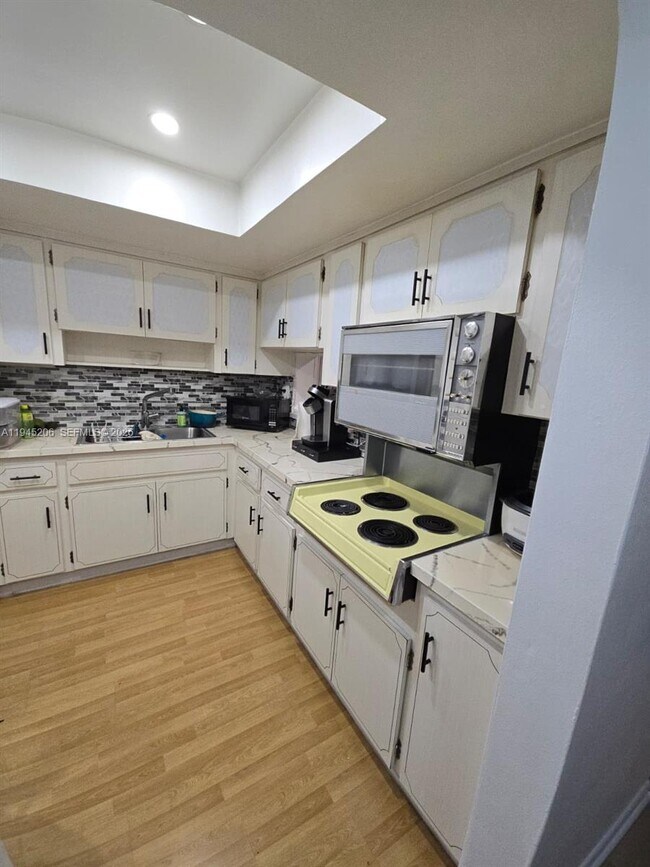 Building Photo - 1481 NE Miami Gardens Dr