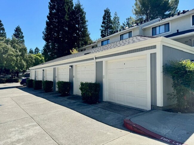 Building Photo - Wonderful 2 story condo in Ashford Ct-Deta...