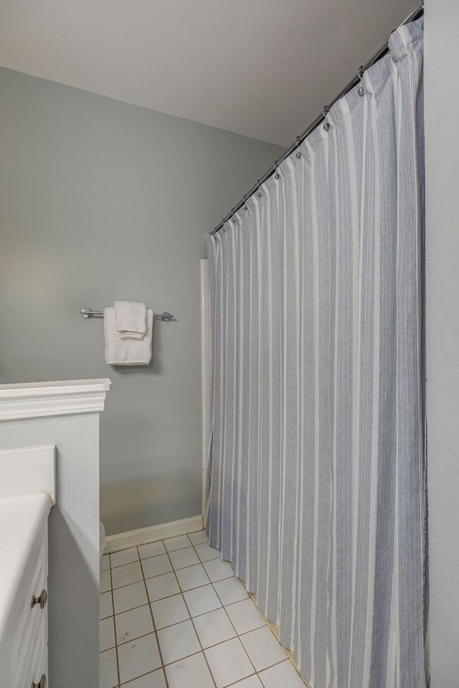 Building Photo - FULLY FURNISHED 2 BED 2 BATH TOWNHOME IN GREENHILLS $2250 PER MONTH.