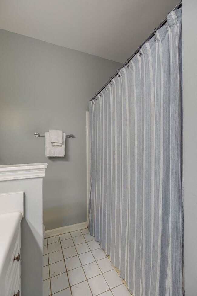 Building Photo - FULLY FURNISHED 2 BED 2 BATH TOWNHOME IN GREENHILLS $2500 PER MONTH.