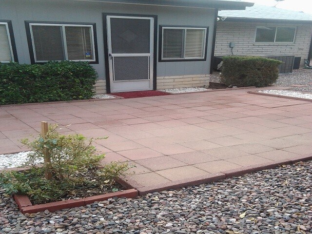 Building Photo - Nice 2 bedroom 1.5 bath in a nicely locate...