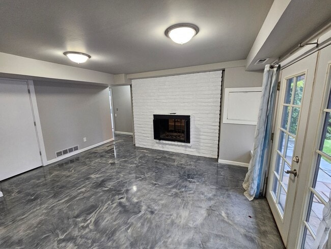 Building Photo - 2323 - Jones