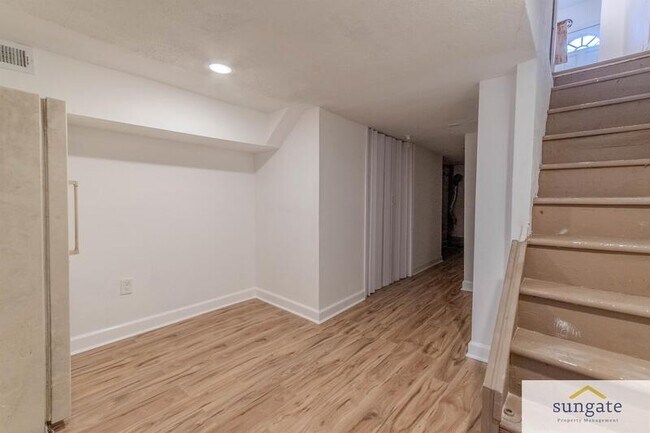 Building Photo - 142 N Ellwood Ave