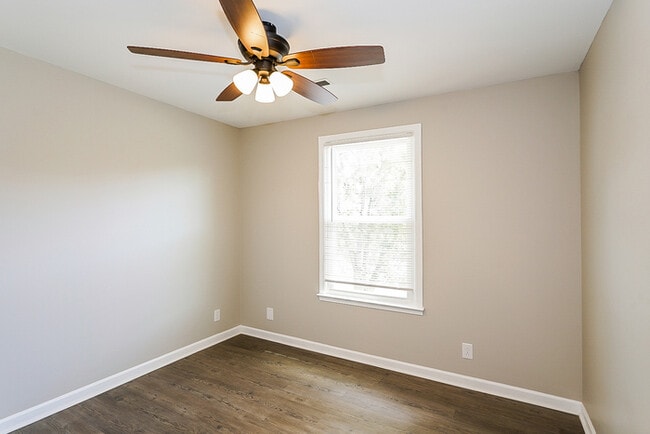 Building Photo - Inviting 3-Bedroom Home with Sunroom