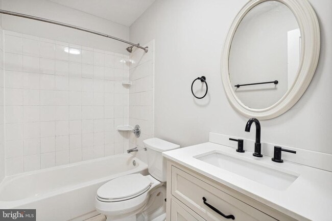 Building Photo - 1221 D St NE