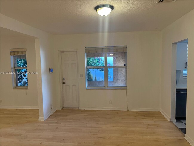 Building Photo - 725 Navarre Ave