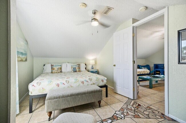 Building Photo - 305 N 6th St