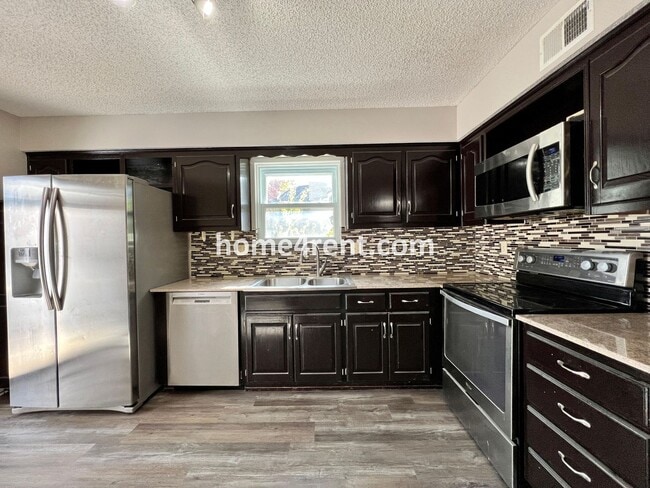 Building Photo - Wonderful Northland Home w/ an Updated Kit...